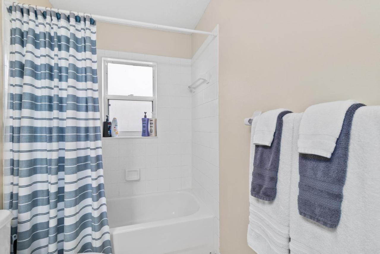 Heart Of The Waves: Beachside 3br Retreat With Hot Tub Melbourne