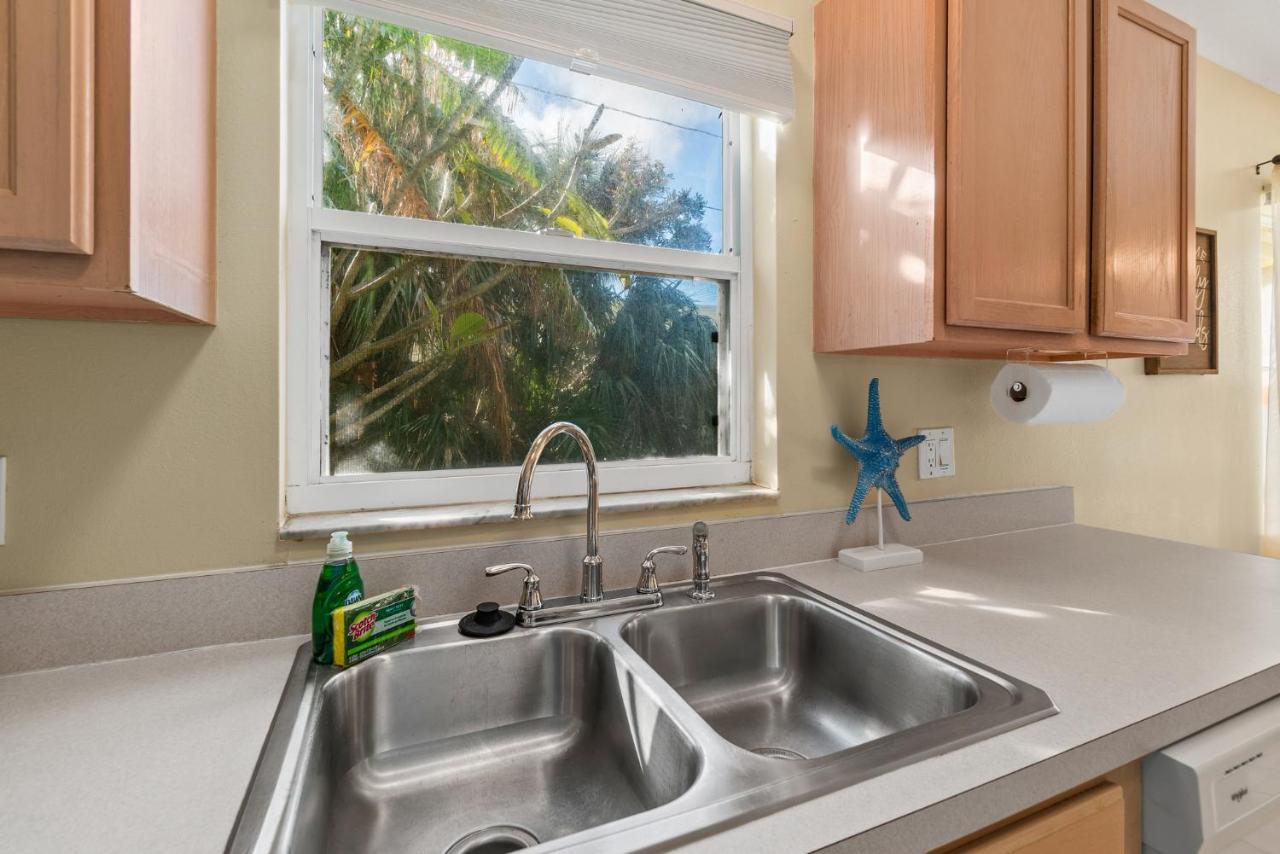 Heart Of The Waves: Beachside 3br Retreat With Hot Tub